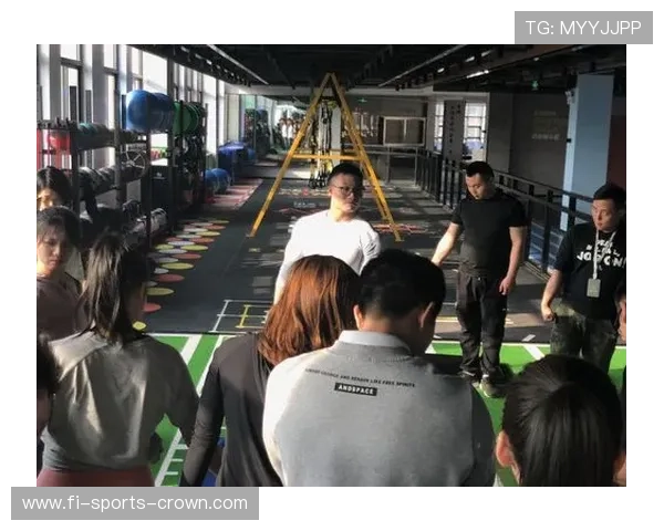 傅海峰竟然爱用的豪宅里藏了个小健身房，这生活差得谁想得到？