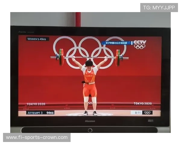 侯志慧赛前吃香蕉被拍，网友：这姐举重完顺手能拎走超市水果区