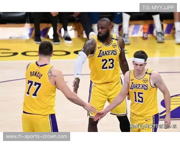 奥斯汀·里夫斯利用挡拆创造得分机会，关键时刻投篮效率超越季后赛首轮表现